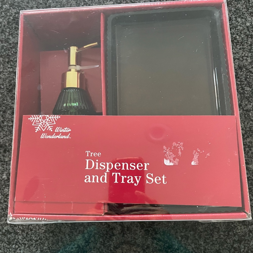NW CHRISTMAS TREE GREEN GLASS SOAP/LOTION PUM AND TRAY SET